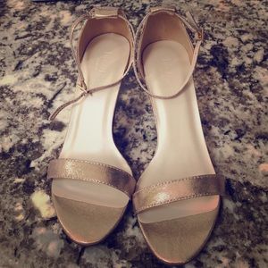 NWT Single Strap Wedding Sandal in Gold — 8W